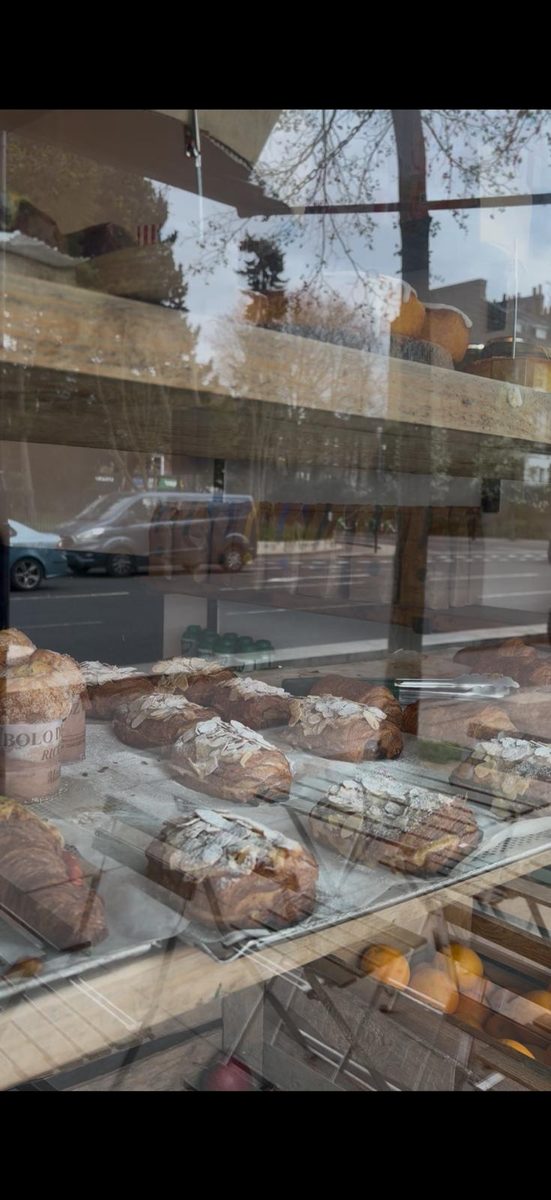 London café pastry display